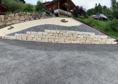 maconnerie, voiture chalet suisse maison en bois cloture en bois pierre caillou